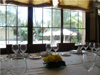 Mesa-con-vista-al-jardin-con-parque-infantil-de-juegos1